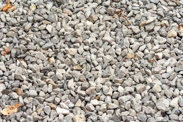 小さな道路石の背景 暗い砂利の小石のテクスチャ 上部ビューの砂利を閉じます 庭で砂利 パターン — ストック写真