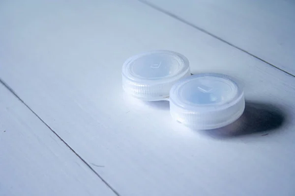 Behälter Für Kontaktlinsen Auf Holztischhintergrund — Stockfoto