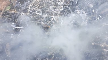 Şenlik ateşi üstüne beyaz duman. Soyut arkaplan kavramı.