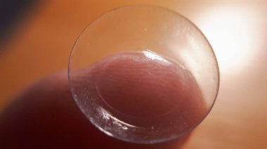 Parmak ucunda kontak lens, makro. Kontak lensler makroyu kapat. Parmağında lens tutan adam. Klinikte müşteri, hasta ya da göz doktoru, göz doktoru ya da gözlükçü.