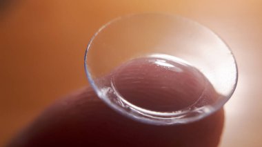 Parmak ucunda kontak lens, makro. Kontak lensler makroyu kapat. Parmağında lens tutan adam. Klinikte müşteri, hasta ya da göz doktoru, göz doktoru ya da gözlükçü.