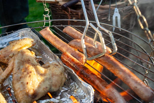 Kött Från Kyckling Och Fläsk Grill Tillagat Till Sommarfamiljemiddag — Stockfoto