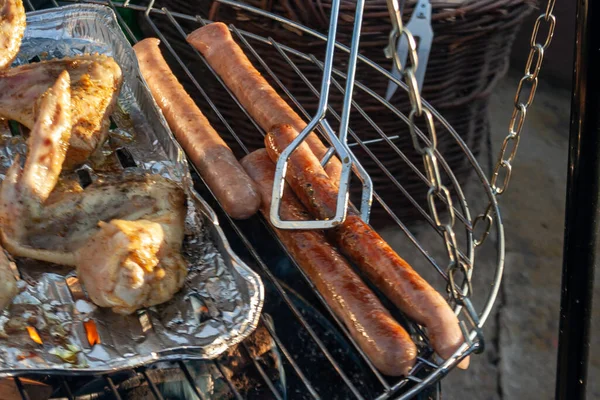 Kött Från Kyckling Och Fläsk Grill Tillagat Till Sommarfamiljemiddag — Stockfoto