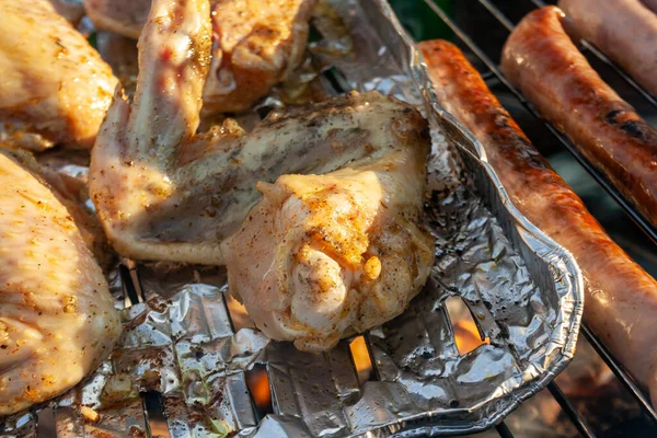 用鸡肉和猪肉做的肉 烧烤烧烤 为夏季家庭晚餐烹调 — 图库照片