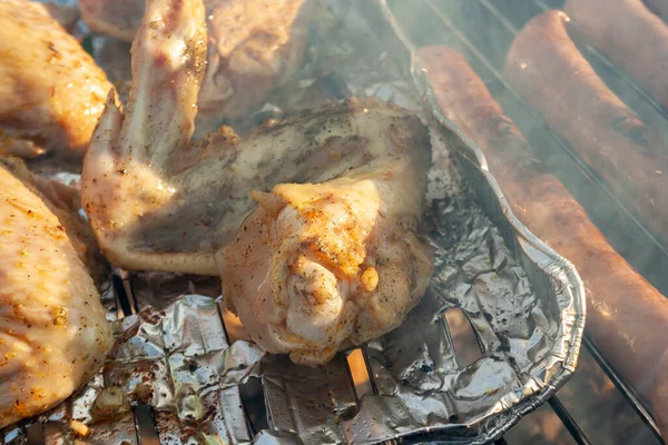 Kött Från Kyckling Och Fläsk Grill Tillagat Till Sommarfamiljemiddag — Stockfoto