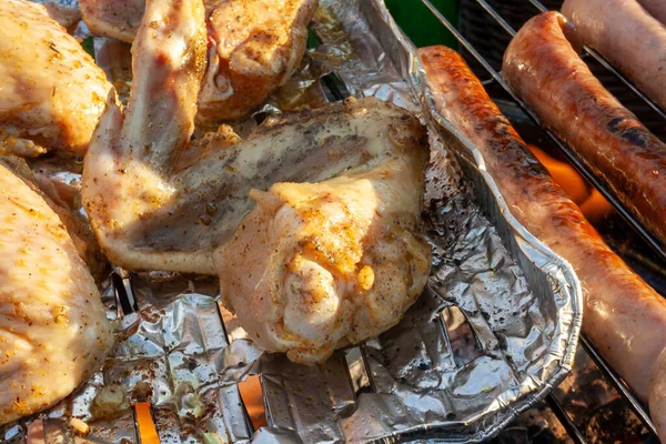 Kött Från Kyckling Och Fläsk Grill Tillagat Till Sommarfamiljemiddag — Stockfoto