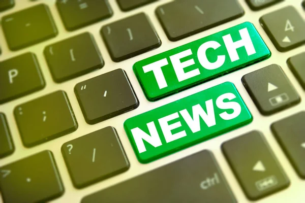 Nota Tech News Scrivendo Sul Pulsante Verde Sulla Tastiera Del — Foto Stock