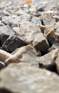 Granit çakıl yol dokusu. Doğal ezilmiş taş arka plan. Granit, çakıl ya da kaya desenli gri kopya uzay yüzeyi.