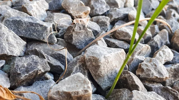 花崗岩の砂利道のテクスチャ 自然砕石の背景 花崗岩 砂利や岩のパターンを持つ灰色のコピースペースの表面 — ストック写真