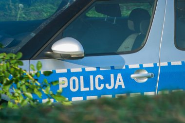 Suç, kaza ya da grev konsepti. Arabada Polonyalı polis işaretleri var. Polis, polis imzası attı..