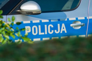Suç, kaza ya da grev konsepti. Arabada Polonyalı polis işaretleri var. Polis, polis imzası attı..