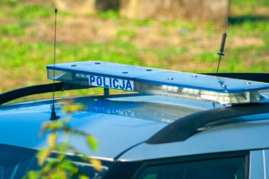Suç, kaza ya da grev konsepti. Arabada Polonyalı polis işaretleri var. Polis, polis imzası attı..