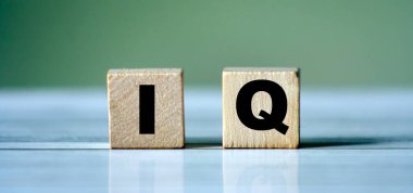 Tahta küp üzerinde IQ kelime kavramı. Zeka sembolü. Beyin ya da yetenek geçmişi 