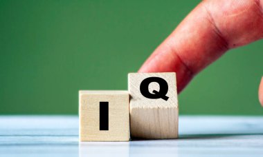 Tahta küp üzerinde IQ kelime kavramı. Zeka sembolü. Beyin ya da yetenek geçmişi.