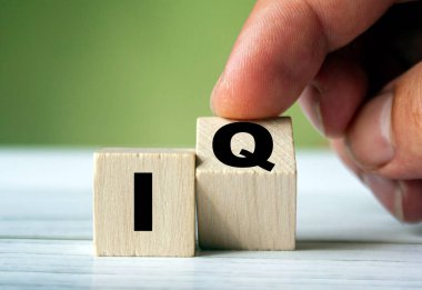 Tahta küp üzerinde IQ kelime kavramı. Zeka sembolü. Beyin ya da yetenek geçmişi.