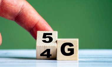 İnsan eli ahşap bloğu değiştirip teknoloji kelime 4G 'yi 5G' ye çevirir. Ağ geleceği. Taşınabilir internetin yüksek hızı 