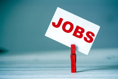 Masada kıyafet iğnesi olan yapışkan notu hatırlat. Jobs kelimesiyle yapışkan bir not. Arama görevi konsepti