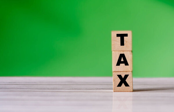 Куб блок со словом "налог". Финансовая концепция. Копирование фона пространства