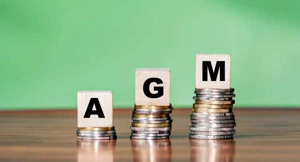 Agm Επιχειρηματική Λέξη Για Την Αυξανόμενη Στοίβα Νομισμάτων Και Ξύλινα — Φωτογραφία Αρχείου