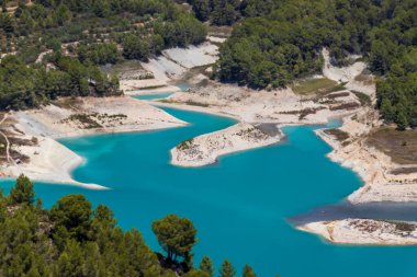Guadalest İspanya 'sında güzel bir turkuaz su manzarada süzülüyor. Doğal manzara yeşillik ve eşsiz jeolojik oluşumların bir karışımını sergiliyor..