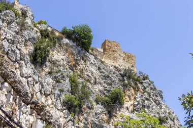Guadalest İspanya 'nın bir yamacındaki tarihi şatonun manzarası çarpıcı manzarayı ve açık mavi gökyüzünü yakalıyor. Şato bölgenin zengin tarihine bir göz atıyor.