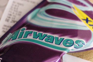 Varşova Polonya - 2 Ağustos 2025: Canlı renkler ve markalaşma vurgusu içeren bir fonda sakız çiğneyen radyo dalgalarının yakın plan çekimi.