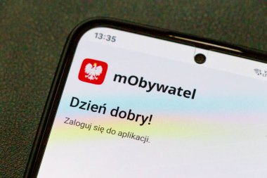 Varşova Polonya - 2 Ağustos 2025: MObywatel uygulamasının Polonya metni ve logosu ile karşılama ekranını gösteren akıllı telefonun yakın görüntüsü.