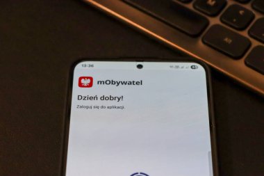 Varşova Polonya - 2 Ağustos 2025: mObywatel uygulama arayüzünü gösteren bir akıllı telefon ekranının yakın çekimi ileti ve giriş iletisini gösterir.