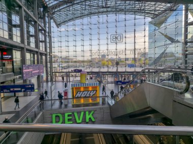 Berlin Almanya - 9 Nisan 2025: Berlin Hauptbahnhof 'un iç görünümü.