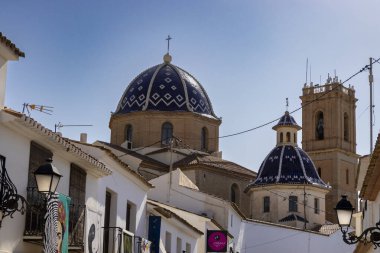 Altea İspanya - 17 Temmuz 2025: Geleneksel kubbeli binaların Altea 'da açık mavi gökyüzüne karşı manzarası bölgenin mimari mirasını gözler önüne seriyor.