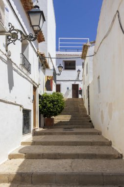 Altea İspanya - 17 Temmuz 2025: Altea 'da manzara sokak manzarası beyazlatılmış binalar ve seyahat ve turizm temaları için ideal mavi gökyüzü.