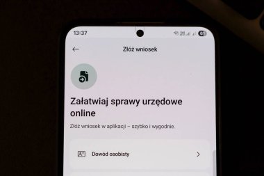 Varşova Polonya - 2 Ağustos 2025: Çevrimiçi idari görevler sunmak için mobil uygulama arayüzü. Kişisel tanımlama ve uygulamalar için akıllı aygıt üzerinde etkili servis kullanımı.