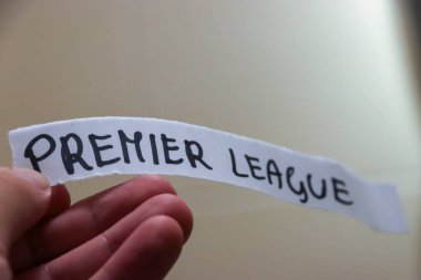 Varşova Polonya - 4 Ağustos 2025: Bir el, Premier League 'in kalın harfleriyle yazılmış kağıdını tutuyor. Bu, İngiliz futbol müsabakalarının en üst seviyesini temsil ediyor.