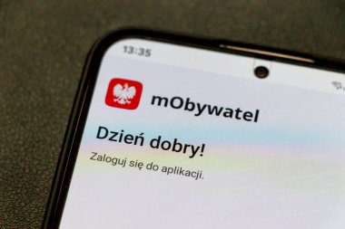 Varşova Polonya - 2 Ağustos 2025: Lehçe mObywatel uygulamasını gösteren bir akıllı telefon ekranının yakın çekimi. Kullanıcı dostu tasarım hizmetlere dijital erişimi artırır.