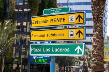 Alicante Spain - 17 Temmuz 2025: Avenida Alfonso el Sabio 'daki Estacin otobusları ve Plaza Los Luceros' u gösteren yön tabelaları.