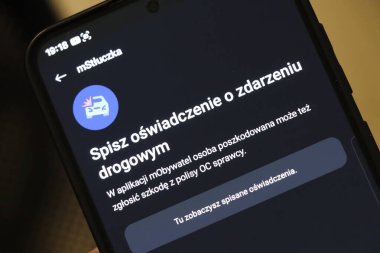 Varşova Polonya - Eylül 12025: MStluczka uygulamasını gösteren bir cep telefonu ekranı. Arayüz iddiaları ve OC sigortasının altını çiziyor.
