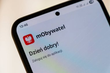 Varşova Polonya - 2 Ağustos 2025: MObywatel uygulamasını Polonya 'da dijital hizmetlerin kullanımını gösteren hoş bir mesajla gösteren bir akıllı telefonun yakın çekimi.