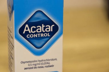 Varşova Polonya - 2 Ağustos 2025: Burun sıkışıklığını azaltmak için tasarlanan Acatar Control burun spreyi sağlığın ve sağlığın önemini vurgulayan ahşap bir yüzeye yerleştirildi.