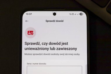 Varşova Polonya - 2 Ağustos 2025: Akıllı telefondan kimlik doğrulama işlemi için kullanıcı arayüzünü gösteren kimlik belgesi durumunu kontrol etmek için mobil uygulama görüntüsü.