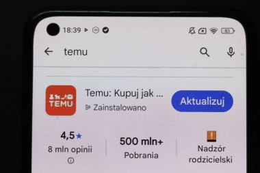 Varşova Polonya - Eylül 12025: Temu uygulamasının ekran görüntüsü kurulum durum değerlendirmeleri ve özellikleri. Teknolojideki e-ticaret eğilimleri üzerine tartışmalar için ideal.