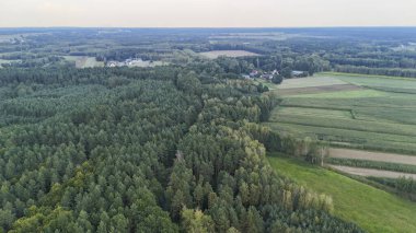 Bereketli yeşil ormanların havadan görünüşü sakin bir arazide tarım alanlarıyla birleşiyor. Manzara öğleden sonra vakti doğanın güzelliğini gözler önüne seriyor..