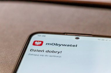 Varşova Polonya - 2 Ağustos 2025: mObywatel uygulama arayüzünü yenilikçi dijital çözümler sunan bir mesajla gösteren akıllı telefonun yakın çekimi.