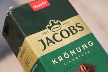 Varşova Polonya - 2 Ağustos 2025: Yakından bakınca Jacobs 'un yeşil tasarım logosu ve ürün detayları mutfak görselleri için idealdir..