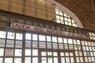 Alicante İspanya - 17 Temmuz 2025: Mercat Central 'daki EXIT tabelasına bakınız Avenida Alfonso X el Sabio tarafından yönetilen tarihi mimari ve canlı şehir hayatı.