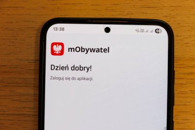 Varşova Polonya - 2 Ağustos 2025: mObywatel uygulama arayüzü görüntüleyen cep telefonu dijital servis erişimini vurgulayan dostane bir selamlama mesajı ile kullanıcıları karşılıyor.