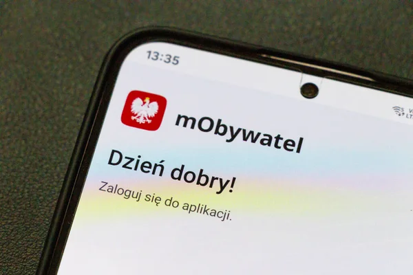 Varşova Polonya - 2 Ağustos 2025: MObywatel uygulamasının Polonya metni ve logosu ile karşılama ekranını gösteren akıllı telefonun yakın görüntüsü.