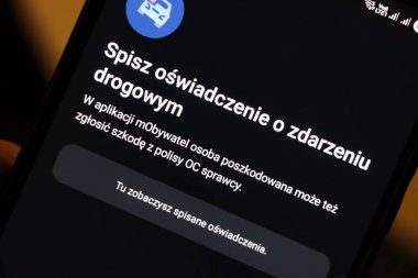 Varşova Polonya - Eylül 12025: MObywatel uygulamasının bir trafik kazasını bildirmek için bir form oluşturduğu akıllı telefon ekranının yakın çekimi.