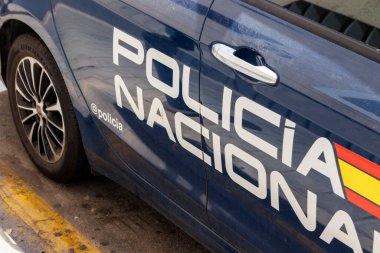 Alicante Spain - 13 Temmuz 2025: Gündüz vakti modern tasarım ve resmi logoyu sergileyen POLICIA NACIONAL aracının yakın görüntüsü.
