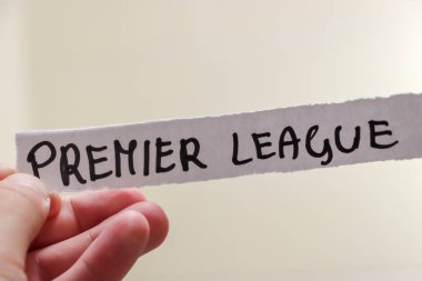 Varşova Polonya - 4 Ağustos 2025: Üst düzey futbol müsabakalarını temsil eden Premier League el yazısıyla yazılmış bir kağıt şerit.