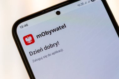 Varşova Polonya - 2 Ağustos 2025: Modern dijital hizmetleri sembolize eden bir selamlama mesajı ile mObywatel uygulama arayüzünü gösteren bir akıllı telefon ekranının yakın çekimi.